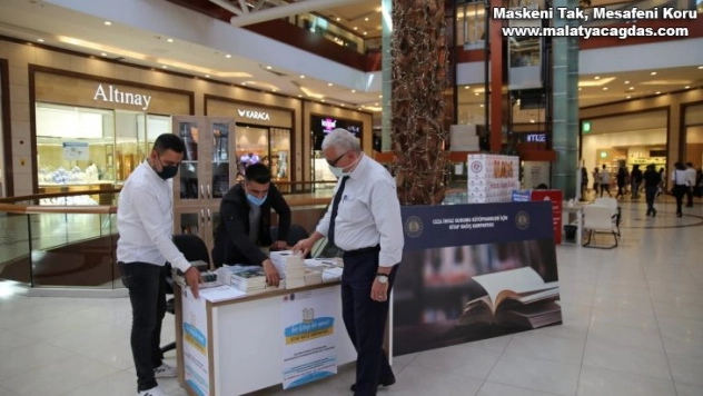 'Bir Kitap, Bir Umut' kampanyası standı Ceylan Karavil Park AVM'de açıldı.