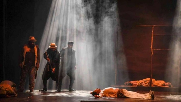 'Boynu Bükük Öldüler' dünya prömiyerini Adana'da yaptı