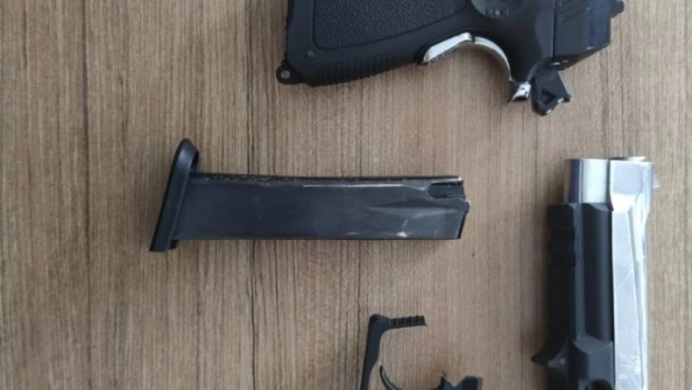 'Dur' ihtarına uymayan araçtan ruhsatsız tabanca çıktı