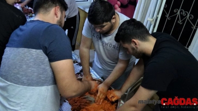 'En güzel ve en lezzetli çiğ köfte'yi yapabilmek için yarıştılar