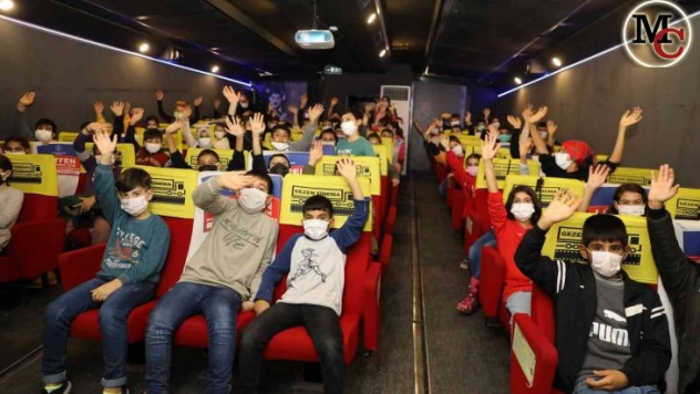 'Gezen Sinema Tırı' Yüreğirli çocuklarla buluştu