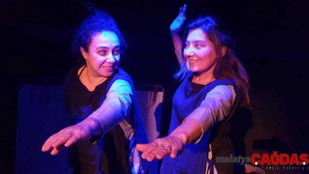 'Havada yüzmek' tiyatroseverlere buluştu