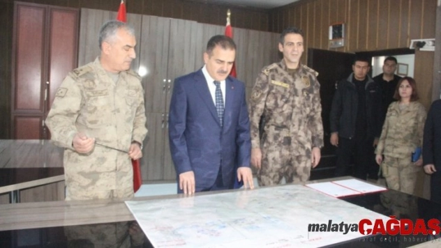 'Kıran-10' operasyonunda 2 şüpheli yakalanırken çok sayıda silah ve mühimmat ele geçirildi