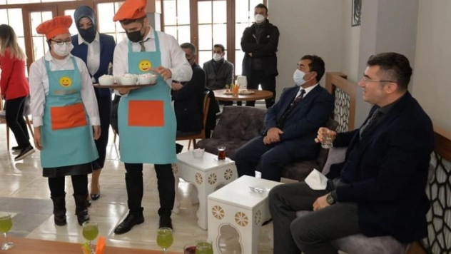 'Mutlu Kafe'nin ilk misafiri Vali Memiş oldu