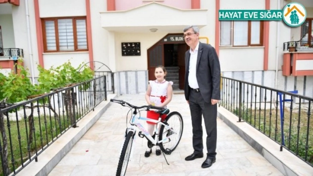 'Öğrenciler Evden Yarışıyor' etkinliğinin ikinci etap birincileri hediyelerini Başkan Kaplan'dan aldı