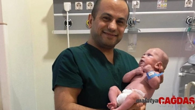 'Parmak bebek' yaşam mücadelesini kazandı