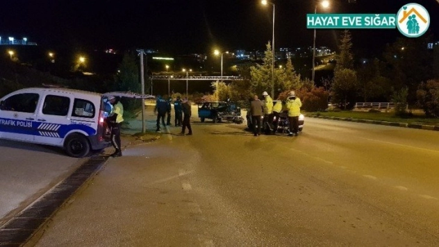 Işıkta bekleyen sivil polis aracına çarptı: 1 yaralı