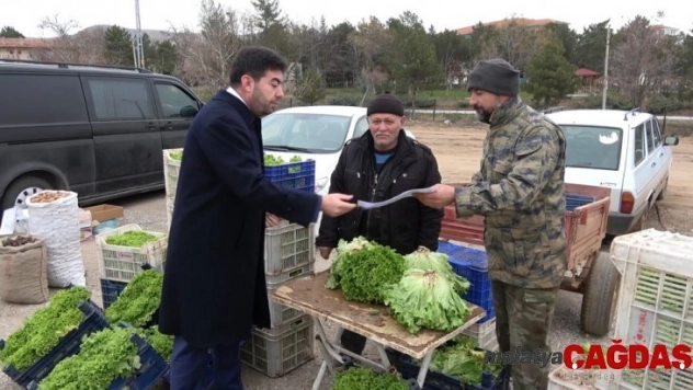 'Rekortmen' başkan çarşı-pazar gezip vatandaşa hesap verdi