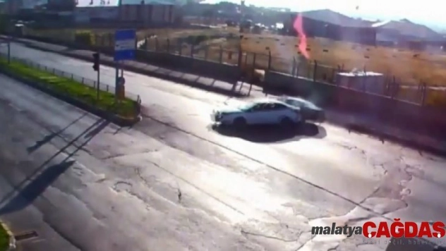 'U' dönüşü yapmak isterken kazaya neden oldu