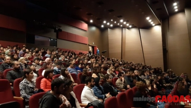 'Yalan Makinası' oyunu Çanakkale'de sahne aldı