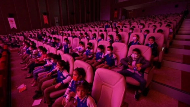 Yunus diye isimli tiyatro oyunu miniklerle buluştu