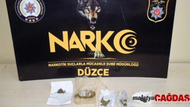 3 zehir taciri uyuşturucu satarken yakalandı