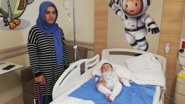 10 aylık bebeğin üzerine çaydanlık devrildi