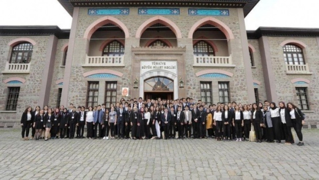 100 liseli genç 1. Meclis'te buluştu