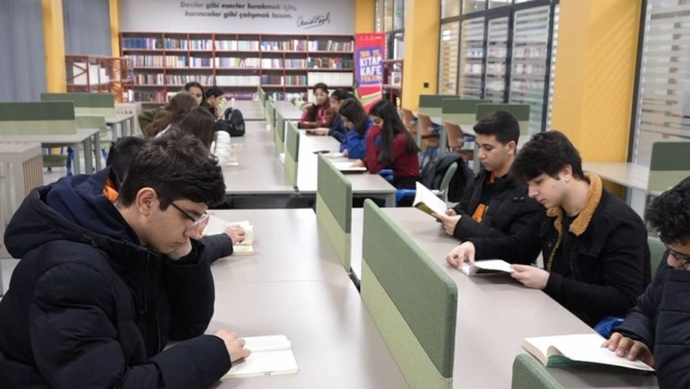 100. Yıl Kitap Kafe öğrencilerin takdiri topluyor