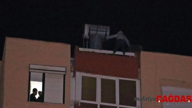 12 katlı apartmanın çatısından aşağı sarkan genç kadını film izler gibi izlediler