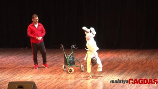 12 yaşındaki fiziksel engelli Süleyman Konukçu yaptığı akrobasi hareketleriyle izleyenleri büyüledi