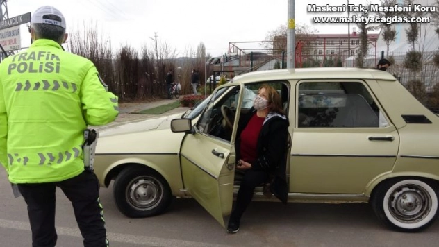 14 yaşındaki ehliyetsiz sürücü polis ekiplerine yakalandı, annesi araç çekilmesin diye böyle direndi