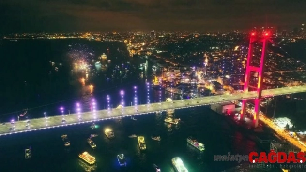 15 Temmuz Şehitler Köprüsü'nde yılbaşı coşkusu havadan görüntülendi