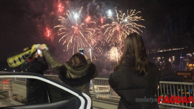 15 Temmuz Şehitler Köprüsü'nde yılbaşı coşkusu