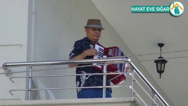 15 yıldır eline almadığı akordiyonu komşuları için çaldı