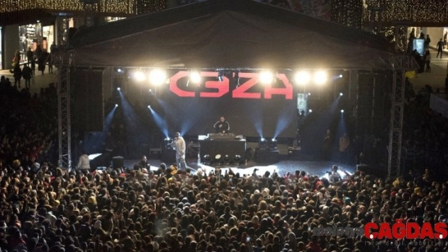 17 Burda AVM, yeni yılı Ceza konseri ile karşıladı