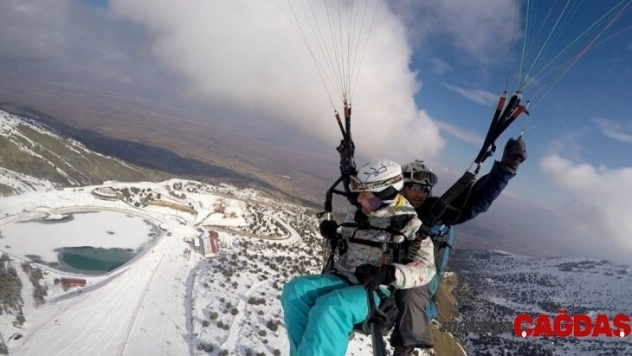 2 bin 950 metrede göl manzaralı kayak ve paraşüt keyfi