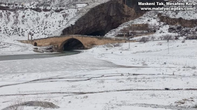 2 Bin yıllık tarihi köprü kar ile bir başka güzel