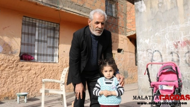 2 genç kız, 3 yaşındaki çocuğu 3 dakikada kaçırdı