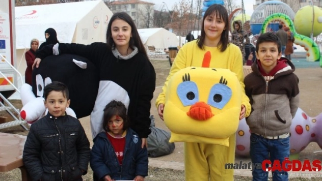 2 kardeş gönüllü olarak depremzede çocukların yüzünü güldürüyor