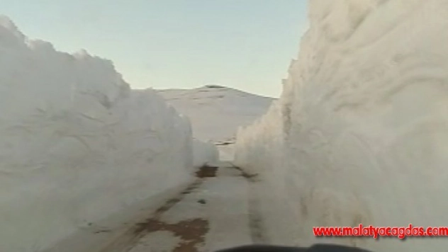 2 metreyi bulan kar yolda tünel oluşturdu