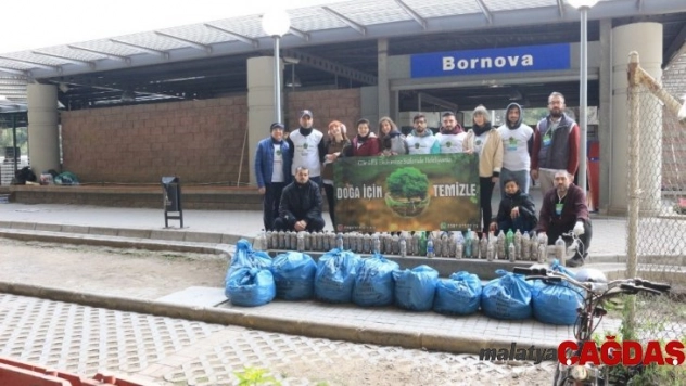 2 saatte 97 şişe izmarit, 9 poşet çöp toplandı