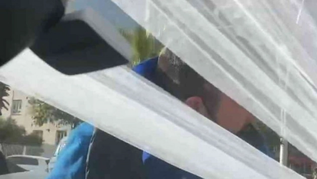 20 lirayı beğenmedi, 1 kilometre araç üzerinde gitti