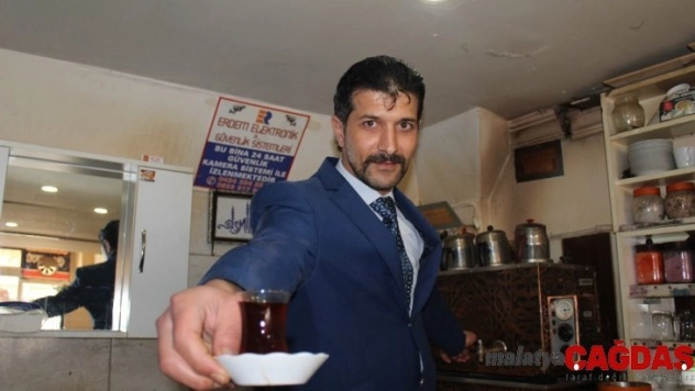 20 yıldır takım elbiseli, memur değil çaycı