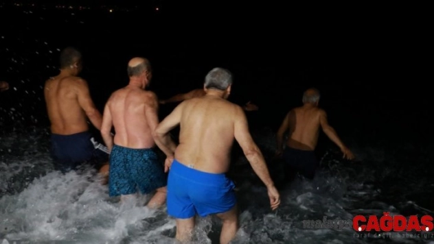 2020'yi denizde yüzerek karşıladılar