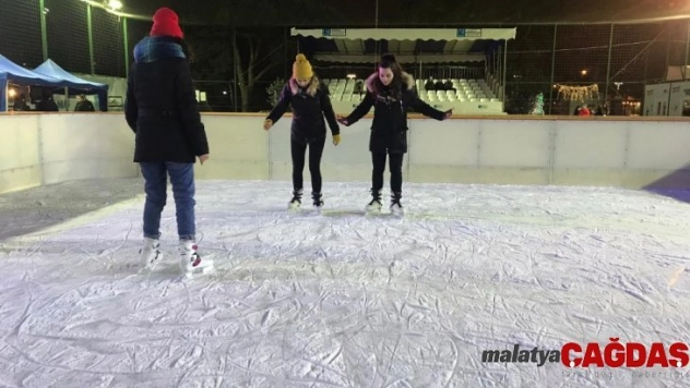 2020 yılına buz pistinde kayarak girdiler