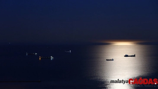 2020 Yılının ilk dolunayı ve ay tutulması İskenderun Körfezi üzerinde kartpostallık görüntüler oluşturdu