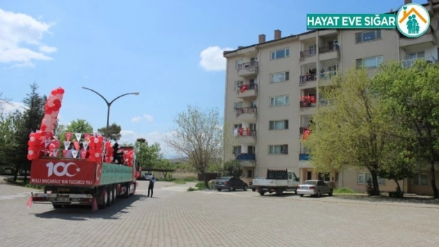 23 Nisan coşkusu Korona virüsü sebebi ile Çayırhan da balkonlarda yaşandı