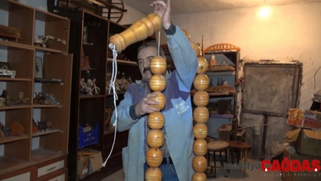 25 yıldır ahşaba şekil veriyor: Binin üzerindeki eseri garajında sergiliyor