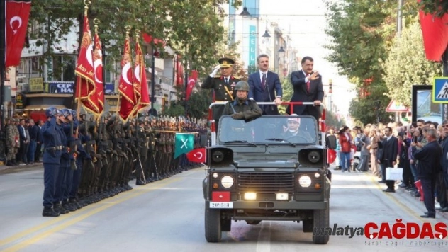 Geçit Töreni Bir Gün Sonra Yapıldı