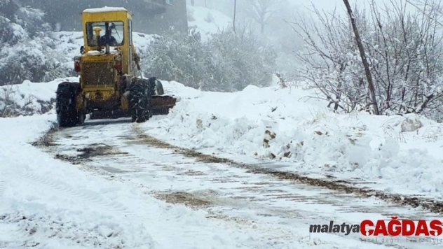 300 kırsal mahalle yolu kardan açıldı