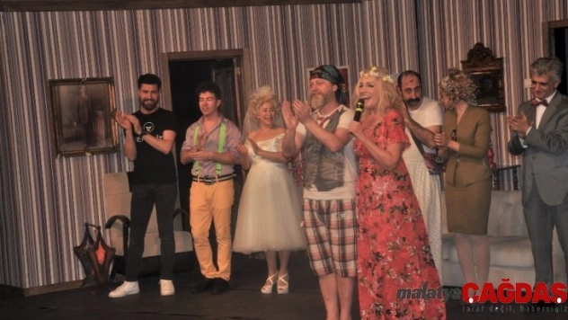 3+1 Zombili kahkahaya boğdu