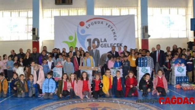 4 bin 500 öğrenciye spor malzemesi dağıtıldı