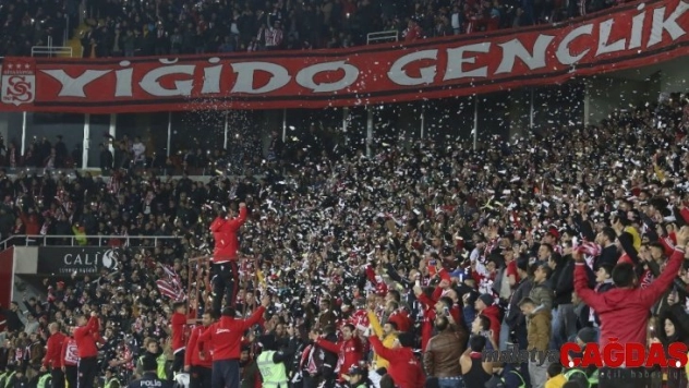 4 Eylül Stadyumu tamamen doldu