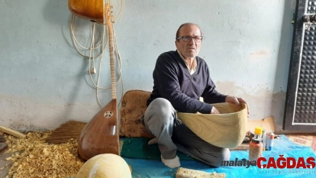 40 yıldır dut ağacı kütüklerini saza dönüştürüyor