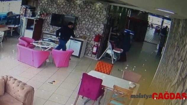 4.9'luk deprem saniye saniye kameraya yansıdı