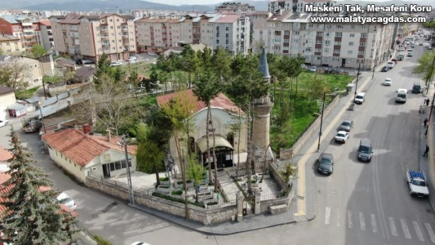 5 asırlık caminin dört bir yanı mezarlık