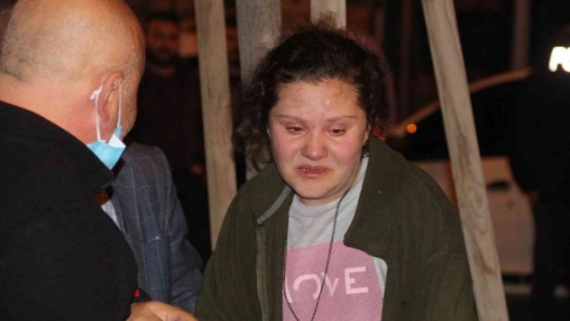 Yanan evlerini gözyaşları içerisinde izlediler