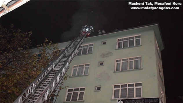 5 Katlı Bir Apartmanın Çatısında Korkutan Yangın