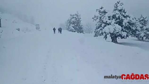 5 kilometre yürüyerek kar esaretinden kurtuldular